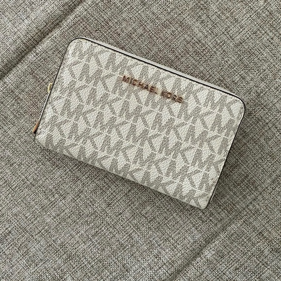 Michael Kors Handbags - Michael Kors Retail Monogram Zip Wallet Vanillah Gold Card Case